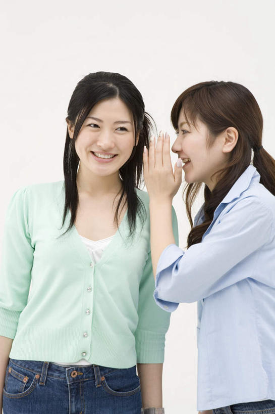 东方人,两个人,伙伴,朋友,站,笑,微笑,露齿笑,竖图,室内,白天,白色背景,正面,友谊,亚洲,阴影,服装,光线,影子,注视,休闲装,黄种人,衣服,观察,看,站着,休闲,悄悄话,休闲服,摄影,服饰,影棚,观看,察看,关注,耳语,友情,年轻女性,女人,女性,亚洲人,站立,半身,彩图,影棚拍摄,拍摄