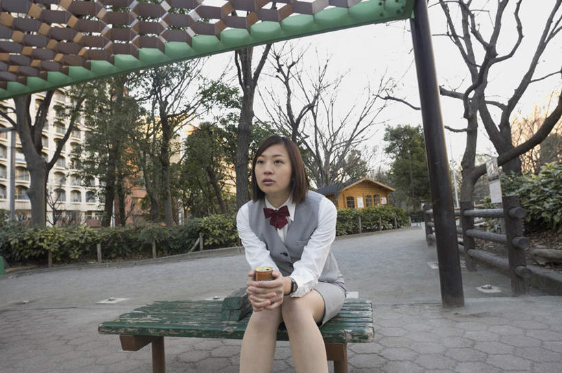 东方人,一个人,商务人士,商务女性,坐,横图,室外,白天,正面,植物,道路,路,椅子,金属制品,亚洲,仅一个年轻女性,仅一个女性,仅一个人,套装,金属,包装,罐子,云,云朵,小路,交通,拿,云彩,拿着,注视,黄种人,树,树木,饮料,绿色,白云,天空,自然,容器,天,观察,看,生长,成长,易拉罐,观看,察看,关注,商务装,工薪阶层,年轻女性,女人,女性,亚洲人,白领,上班族,坐着,半身,彩图