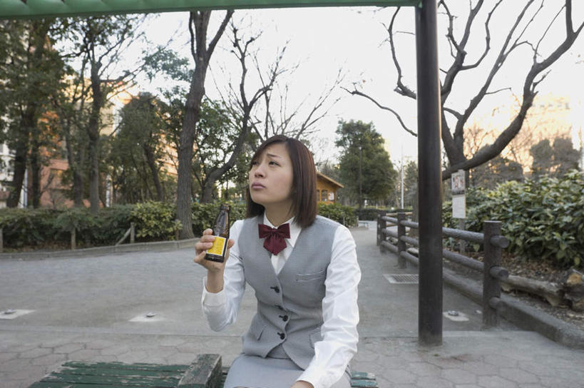 东方人,一个人,商务人士,商务女性,坐,横图,室外,白天,正面,植物,道路,路,椅子,金属制品,亚洲,仅一个年轻女性,仅一个女性,仅一个人,套装,金属,包装,罐子,云,云朵,小路,交通,拿,云彩,拿着,注视,黄种人,树,树木,饮料,绿色,白云,天空,自然,容器,天,观察,看,生长,成长,易拉罐,观看,察看,关注,商务装,工薪阶层,年轻女性,女人,女性,亚洲人,白领,上班族,抬头,仰头,坐着,半身,彩图