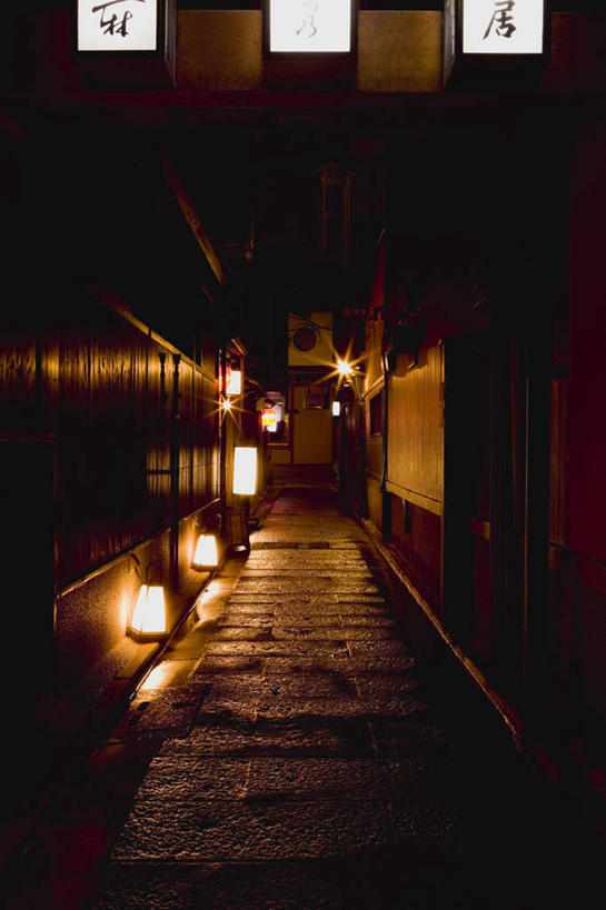 无人,家,竖图,室外,夜晚,正面,道路,路,照明,京都,日本,亚洲,吊挂,悬挂,阴影,光线,灯笼,影子,纸灯笼,房屋,屋子,小路,灯光,交通,挂,楼房,住宅,灯具,京都府,照亮,照明设备,东亚,本州,本州岛,日本国,近畿地方,近畿,彩图,房子