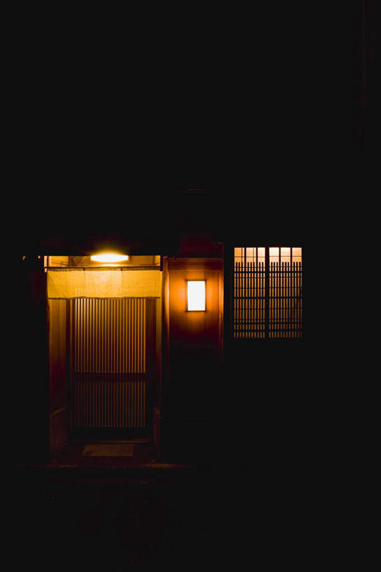 无人,家,竖图,室外,夜晚,正面,道路,路,公路,照明,京都,日本,亚洲,吊挂,悬挂,阴影,光线,灯笼,影子,纸灯笼,房屋,屋子,灯光,交通,挂,楼房,住宅,灯具,京都府,照亮,照明设备,东亚,本州,本州岛,日本国,近畿地方,近畿,马路,彩图,房子