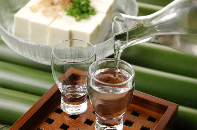 豆腐,清酒,无人,横图,俯视,室内,特写,白天,烹饪,蔬菜,杯子,餐具,倒,新鲜,葱,青葱,日本料理,料理,食品,酒类,菜肴,美食,玻璃制品,酒,食物,饮料,水杯,碗,日式料理,日式,佳肴,有机食品,绿色食品,玻璃杯,进餐用具,烹调用具,彩图,高角度拍摄