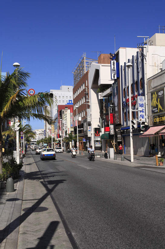 无人,商店,坐,竖图,室外,白天,正面,旅游,度假,植物,道路,路,公路,自行车,汽车,日本,亚洲,交通,娱乐,冲绳,车,树,树木,蓝色,绿色,蓝天,天空,自然,交通工具,轿车,天,享受,休闲,放松,金融,百货,助动车,生长,晴朗,成长,冲绳县,贸易,百货公司,东亚,万里无云,琉球群岛,日本国,九州地方,晴空,晴空万里,马路,坐着,彩图,购物商场,购物中心