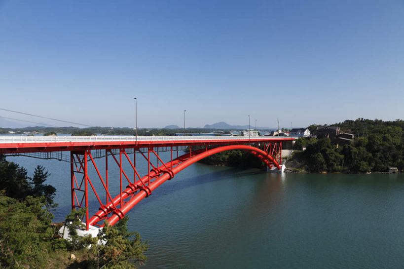 无人,横图,室外,白天,正面,旅游,度假,草地,草坪,河流,美景,树林,水,植物,城市风光,城市,大桥,桥梁,日本,亚洲,一座,阴影,光线,影子,河水,景观,水流,桥,娱乐,草,树,树木,红色,蓝色,绿色,蓝天,天空,阳光,自然,天,享受,休闲,景色,放松,生长,成长,东亚,日本国,九州本岛,九州,九州岛,九州地方,熊本,熊本县,彩图