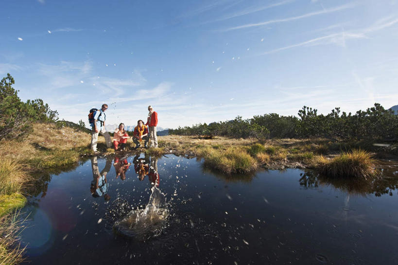西方人,四个人,伙伴,朋友,站,蹲,投,笑,微笑,露齿笑,横图,室外,白天,正面,友谊,湖,湖泊,山,山脉,水,植物,欧洲,欧洲人,服装,枯萎,包,湖面,山峰,水流,水面,云,云朵,枯草,山峦,云彩,注视,休闲装,草,树,树木,衣服,黄色,蓝色,绿色,白云,蓝天,天空,自然,背包,湖水,群山,天,观察,看,站着,休闲,休闲服,服饰,生长,晴朗,成长,观看,察看,关注,友情,男人,男性,年轻男性,年轻女性,女人,女性,白种人,晴空,蹲着,抛,扔,撒,站立,掷,彩图,全身,双肩包