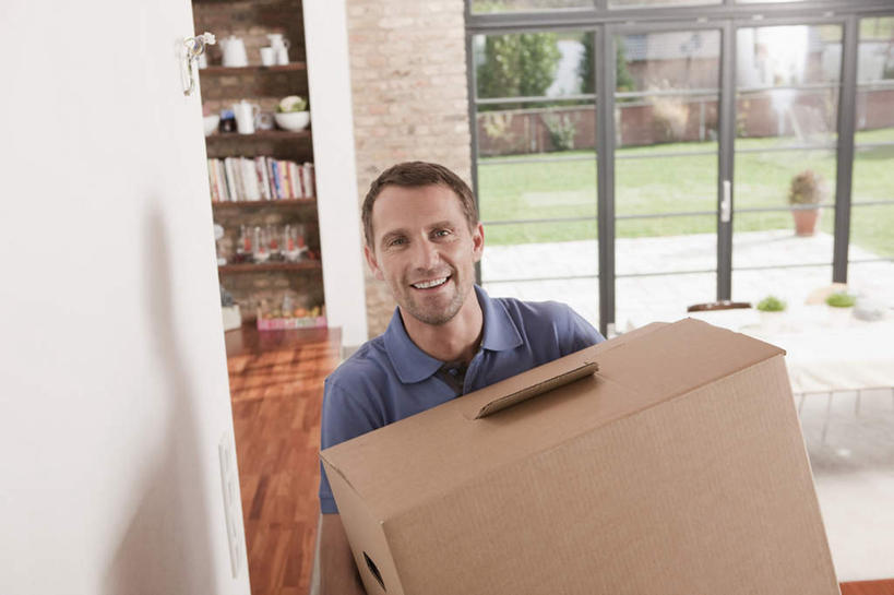 西方人,一个人,站,笑,搬运,微笑,露齿笑,横图,室内,白天,正面,窗户,地板,落地窗,欧洲,欧洲人,仅一个男性,仅一个人,服装,朦胧,模糊,包装,纸箱,地面,注视,休闲装,木地板,玻璃窗,仅一个年轻男性,衣服,容器,箱子,观察,看,站着,休闲,休闲服,服饰,观看,搬家,察看,关注,纸板箱,包装箱,男人,男性,年轻男性,白种人,搬,站立,半身,彩图