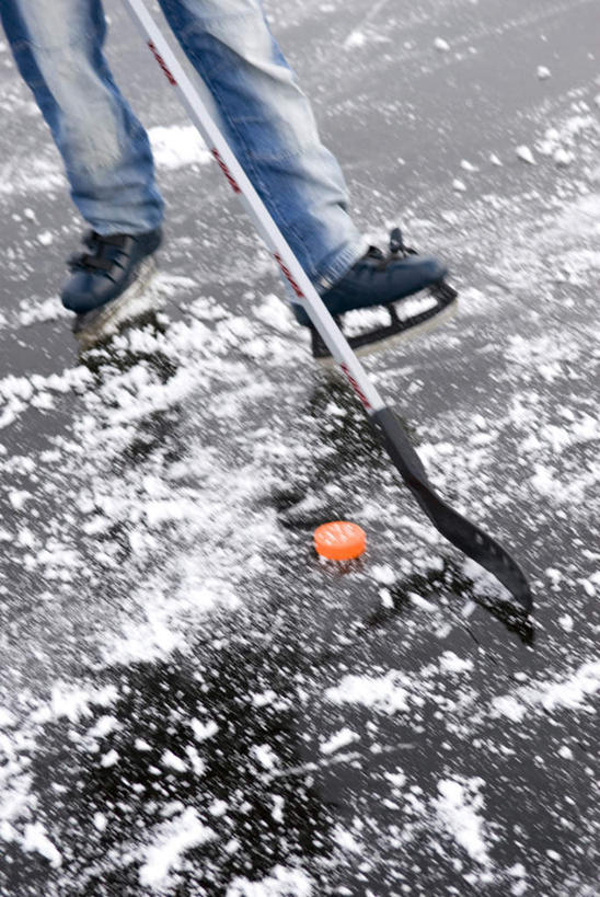 西方人,一个人,竖图,俯视,室外,特写,白天,雪,欧洲,欧洲人,仅一个男性,仅一个人,服装,冰,积雪,雪景,冬天,旱冰鞋,溜冰鞋,拿,拿着,休闲装,仅一个年轻男性,衣服,浮冰,休闲,休闲服,轮滑鞋,寒冷,服饰,冰冷,严寒,冰凉,酷寒,凛冽,凛凛,极冷,流冰,浮冰块,冰球棒,溜冰,男人,男性,年轻男性,白种人,半身,彩图,高角度拍摄