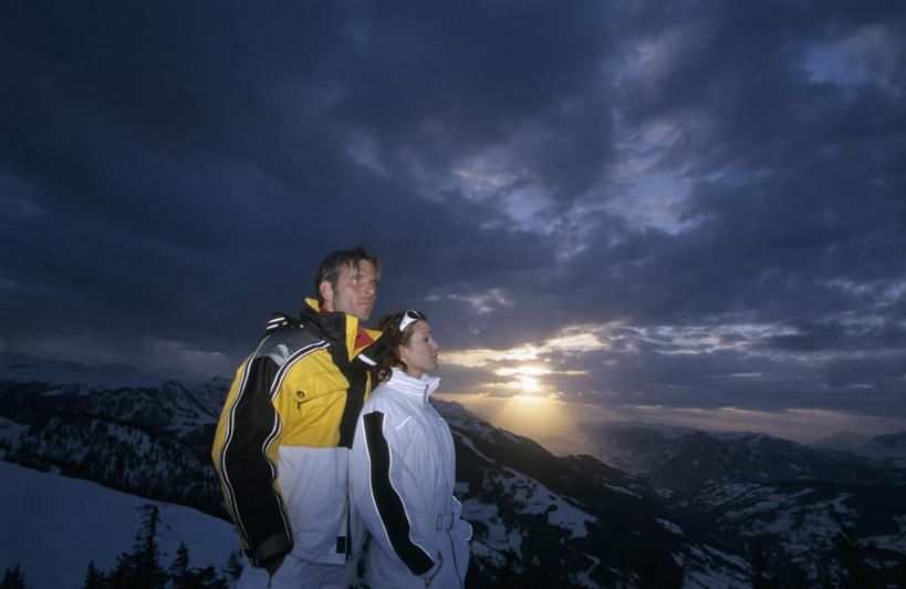 西方人,两个人,夫妻,站,横图,室外,白天,正面,爱情,旅游,度假,美景,日落,雪,大雪,欧洲,欧洲人,服装,积雪,景观,晚霞,霞光,雪景,云,云朵,冬天,落日,浪漫,云彩,注视,娱乐,衣服,黄色,蓝色,白色,白云,蓝天,天空,自然,黄昏,天,观察,看,站着,享受,休闲,景色,彩霞,恩爱,放松,恋人,服饰,观看,察看,衣着,滑雪衫,穿着,关注,自然风光,衣饰,夕照,男人,男性,年轻男性,年轻女性,女人,女性,白种人,夫妇,情侣,夕阳,站立,半身,彩图,伴侣,斜阳