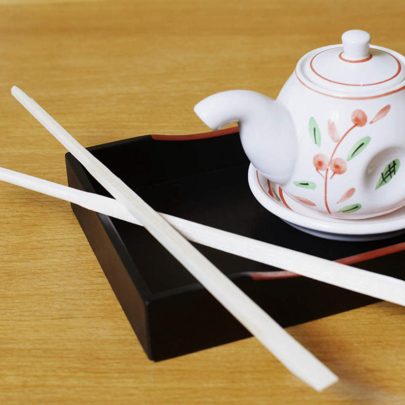 无人,餐厅,横图,俯视,室内,白天,餐桌,筷子,桌面,桌子,静物,餐具,阴影,反射,木制,碟子,壶,盘,影子,文化,传统,水壶,一个,盘子,茶壶,木制品,碟,单个,餐台,礼节,礼仪,进餐用具,彩图,高角度拍摄,餐馆,饭店,饭馆