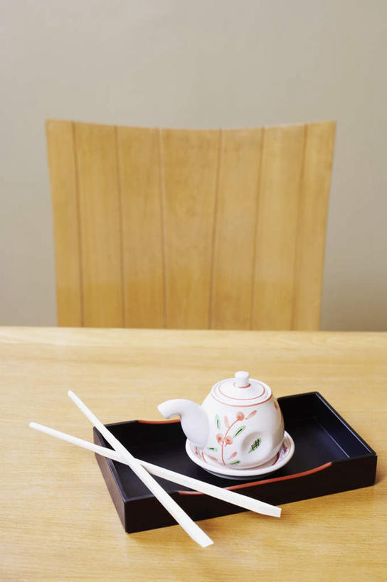 无人,餐厅,竖图,俯视,室内,白天,餐桌,筷子,桌子,静物,餐具,椅子,阴影,反射,木制,碟子,壶,盘,影子,文化,传统,水壶,一个,盘子,茶壶,木制品,碟,单个,餐台,礼节,礼仪,进餐用具,彩图,高角度拍摄,餐馆,饭店,饭馆