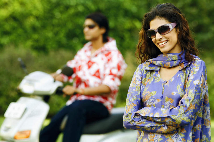 两个人,家庭,夫妻,站,坐,抱,笑,微笑,露齿笑,横图,室外,白天,正面,爱情,森林,树林,植物,亚洲,阴影,环保,朦胧,模糊,光线,墨镜,眼镜,影子,防护,浪漫,注视,车,树,树木,绿色,阳光,自然,太阳镜,太阳眼镜,交通工具,观察,看,站着,温暖,温馨,一家人,遮阳镜,恩爱,恋人,助动车,生长,成长,抱着,观看,和睦,察看,搂着,关注,美好,美妙,间隔,美观,雅观,绿篱,生篱,树篱,植篱,男人,男性,年轻男性,年轻女性,女人,女性,亚洲人,印度人,情侣,怀抱,搂,搂抱,相抱,拥抱,站立,坐着,半身,彩图,伴侣,融洽