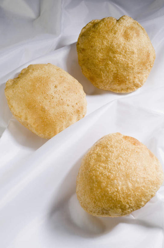 点心,煎饼,无人,竖图,俯视,室内,特写,白天,白色背景,餐桌,桌子,阴影,反射,影子,食品,文化,饼,小吃,食物,糕点,排列,三个,摄影,影棚,餐台,摆列,彩图,高角度拍摄,影棚拍摄,拍摄,布列,分列