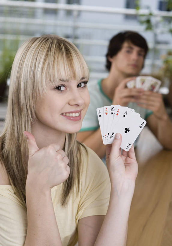 西方人,两个人,坐,笑,微笑,露齿笑,竖图,室内,白天,正面,爱情,游戏,赌博,贪欲,智慧,竞争,桌面,桌子,扑克牌,纸牌,玩具,扑克,欧洲,欧洲人,握,阴影,突出,服装,朦胧,模糊,反射,木制,影子,浪漫,拿,玩,拿着,注视,休闲装,娱乐,称赞,表扬,刺激,衣服,木制品,观察,看,手势,休闲,温暖,温馨,休闲服,恩爱,竖,握着,恋人,服饰,观看,活动,翘,高,和睦,察看,夸奖,优秀,发泄,关注,消遣,智力,赌具,好,妙,顺利,出色,超群,杰出,卓越,奇妙,投机,侥幸,欲望,宣泄,聪明,男人,男性,年轻男性,年轻女性,女人,女性,白种人,大拇指,情侣,玩耍,嬉戏,坐着,半身,彩图,伴侣,融洽,胜负,输赢