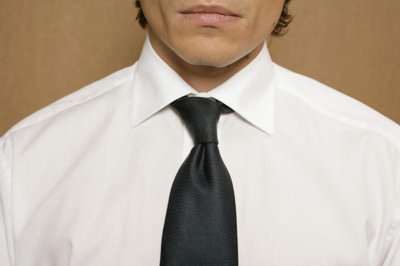 西方人,脸,头,嘴,脸颊,一个人,商务人士,商务男性,站,横图,室内,特写,白天,正面,衬衫,欧洲,欧洲人,仅一个男性,仅一个人,套装,墙,领带,墙壁,墙面,仅一个年轻男性,站着,象征,庄重,商务装,身份,工薪阶层,正式,地位,男人,男性,年轻男性,白种人,头部,口,口腔,脸部,脸蛋,面部,嘴巴,嘴唇,白领,上班族,站立,半身,彩图,衬衣