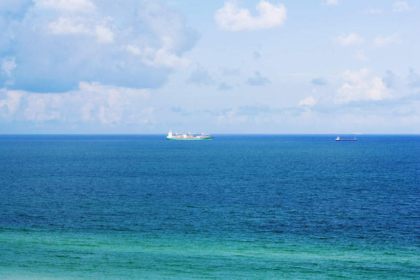 无人,横图,室外,白天,正面,旅游,度假,海浪,海洋,美景,轮船,船,一艘,阴影,光线,影子,景观,浪花,水平线,云,云朵,辽阔,海平线,云彩,娱乐,蓝色,白云,蓝天,天空,阳光,自然,海水,交通工具,天,驾驶,行驶,享受,休闲,广阔,景色,放松,晴朗,一望无际,操纵,控制,自然风光,载具,海景,操控,把持,无边无际,一马平川,大海,风浪,海,海水的波动,近岸浪,涌浪,晴空,彩图,水天相接,水天一线