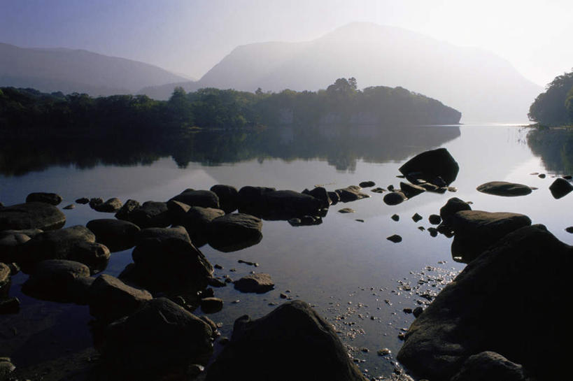 无人,公园,横图,室外,白天,正面,旅游,度假,湖,湖泊,石头,美景,水,植物,雾,爱尔兰,欧洲,阴影,波纹,朦胧,模糊,光线,石子,影子,湖面,景观,水流,水面,涟漪,娱乐,树,树木,蓝色,绿色,倒影,蓝天,水纹,天空,阳光,自然,波浪,湖水,天,享受,休闲,景色,放松,生长,晴朗,成长,迷雾,倒映,国家公园,西欧,自然风光,万里无云,爱尔兰共和国,水晕,凯里郡,反照,基拉尼国家公园,石块,岩石,大雾,晴空,晴空万里,彩图,基拉尼湖