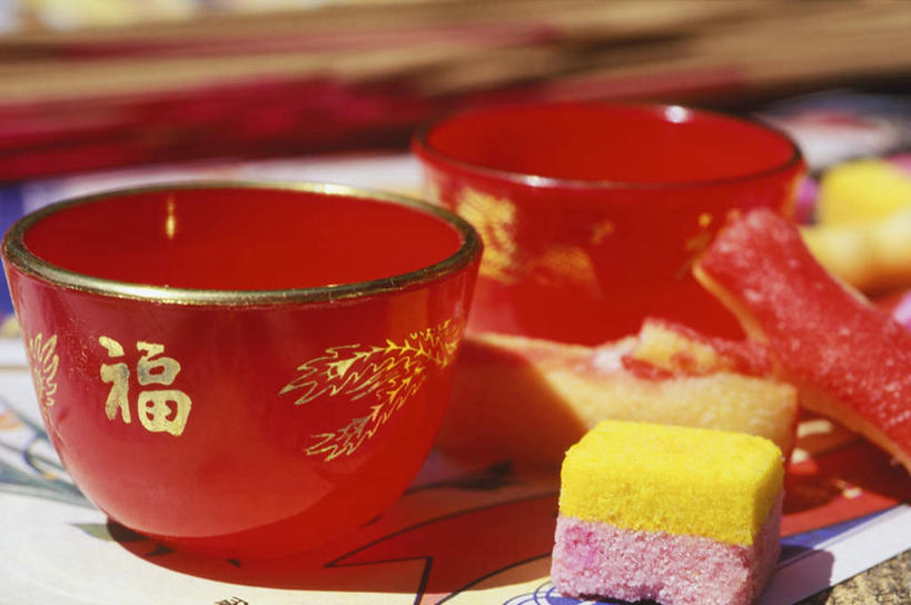 点心,无人,横图,俯视,室内,特写,白天,生日,桌面,桌子,杯子,阴影,朦胧,模糊,反射,木制,标志,文字,影子,字符,食品,甜点,甜品,标识,食物,糕点,红色,木制品,水杯,甜食,汉字,中文,国文,华文,茶杯,彩图,高角度拍摄,寿糕