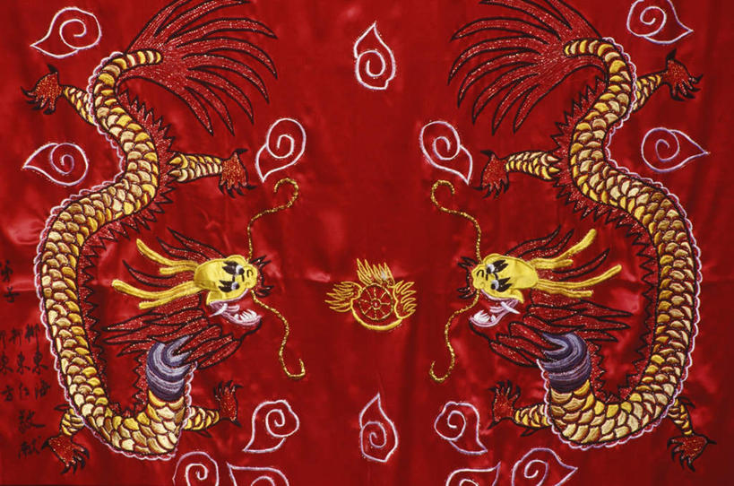 无人,横图,室内,特写,白天,正面,成功,窗帘,静物,阴影,装饰,反射,龙,影子,相视,红色,帘子,面对面,遮阳,对视,华丽,修饰,点缀,互视,高贵,图腾,相对,传说,相看,衬托,美观,雅致,雅观,祥瑞,富丽,灵兽,权势,尊荣,华美,幸运,彩图,全身