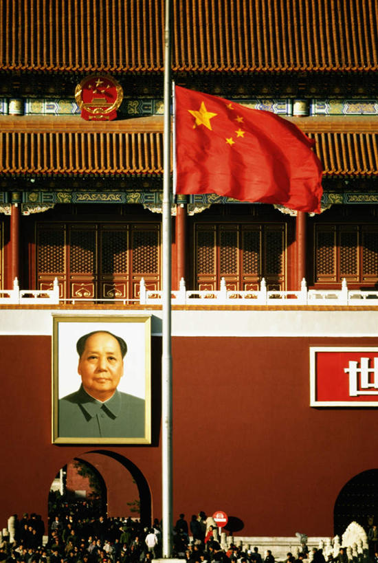 东方人,天安门,站,竖图,照片,室外,白天,正面,旅游,度假,名胜古迹,标志建筑,地标,建筑,旗帜,国旗,北京,天安门广场,中国,亚洲,一面,行人,游客,游人,服装,遗迹,飘扬,毛泽东,标志,文字,字符,首都,许多人,黄种人,古迹,文物,娱乐,标识,建设,古建筑,五星红旗,路人,旅客,衣服,站着,一群人,享受,休闲,汉字,旅游胜地,放松,摄影,服饰,主席,飘逸,领导,衣着,穿着,中文,飞扬,毛主席,中国国旗,古文明,东亚,中华人民共和国,北京市,京,北平,华北地区,国文,华文,二十八画生,润之,诗人,石三伢子,咏芝,革命家,理论家,首脑,战略家,衣饰,过客,男人,男性,年轻男性,年轻女性,女人,女性,亚洲人,旗,相片,站立,半身,彩图,拍摄,照相,红地五星旗,中华人民共和国国旗