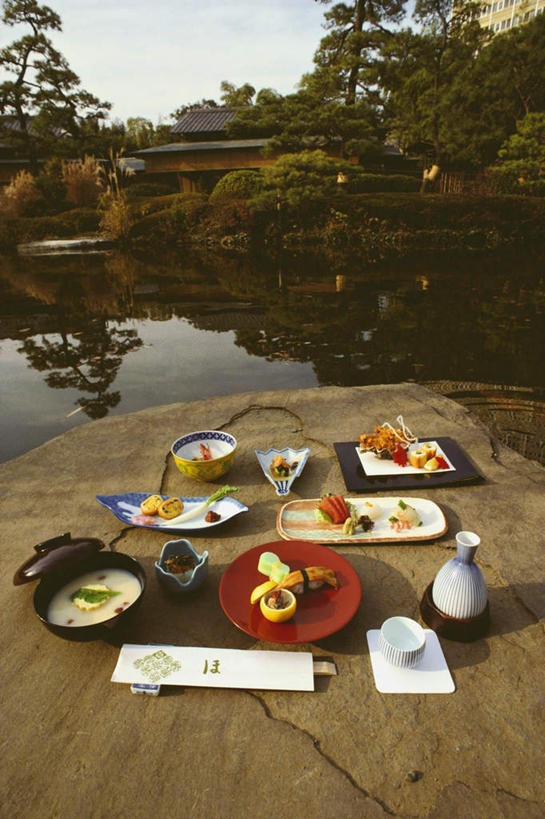 无人,竖图,俯视,室外,白天,烹饪,石头,植物,蔬菜,餐具,东京,日本,亚洲,阴影,新鲜,光线,碟子,盘,石子,影子,陶瓷,池塘,水池,日本料理,料理,食品,陶瓷制品,菜肴,美食,树,树木,食物,蓝色,绿色,倒影,蓝天,天空,阳光,自然,盘子,容器,碟,碗,日式料理,天,日式,佳肴,有机食品,绿色食品,生长,晴朗,成长,储藏,倒映,储存,东亚,沉积岩,本州,万里无云,关东地方,本州岛,日本国,东京都,反照,水成岩,石块,岩石,晴空,晴空万里,彩图,高角度拍摄,贮存