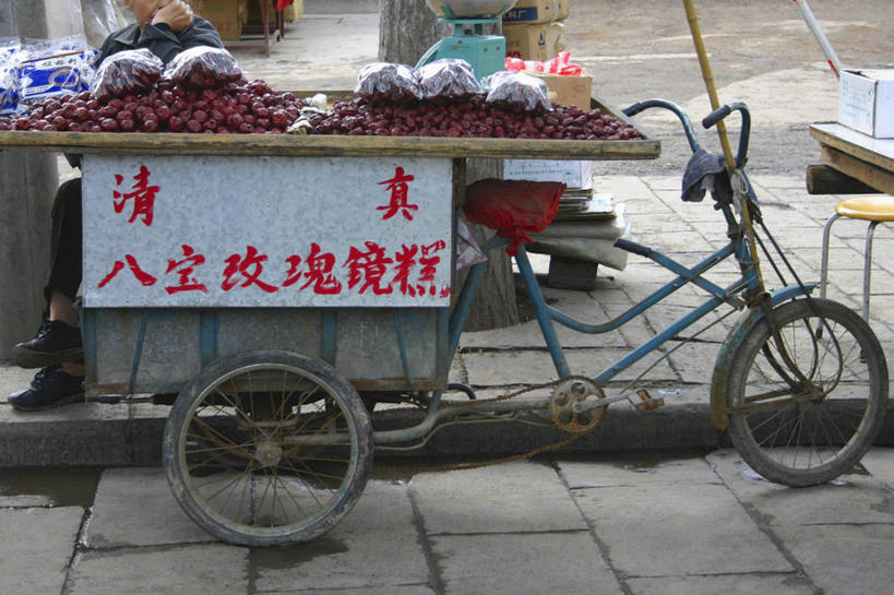 东方人,一个人,坐,横图,室外,白天,正面,度假,美景,城市风光,城市,李子,水果,中国,亚洲,仅一个男性,仅一个人,仅一个中年男性,一堆,许多,堆叠,堆积,服装,新鲜,标志,文字,字符,景观,三轮车,生食,食品,果实,休闲装,黄种人,娱乐,标识,车,脚踏车,食物,衣服,交通工具,享受,休闲,休闲服,汉字,景色,放松,服饰,有机食品,绿色食品,堆,中文,载具,东亚,陕西,陕西省,中华人民共和国,国文,华文,西北地区,陕,红李,鸡血李,杏李,男人,男性,中年男性,亚洲人,坐着,半身,彩图