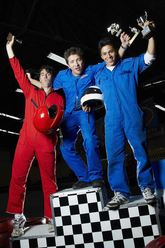 西方人,三个人,伙伴,朋友,运动员,站,举,笑,微笑,露齿笑,竖图,室内,白天,仰视,运动服,友谊,成功,胜利,帽子,照明,欧洲,欧洲人,握,阴影,服装,光线,领奖台,头盔,影子,灯光,拿,拿着,注视,顶灯,灯,衣服,红色,蓝色,安全帽,灯具,观察,看,托,站着,光彩,握着,服饰,观看,照亮,察看,衣着,照明设备,穿着,关注,荣誉,奖品,荣耀,衣饰,光荣,友情,男人,男性,年轻男性,年轻女性,女人,女性,白种人,体育运动员,运动选手,举起,举手,举着,向上举,向上伸,向上托,站立,彩图,低角度拍摄,全身,奖杯,运动装