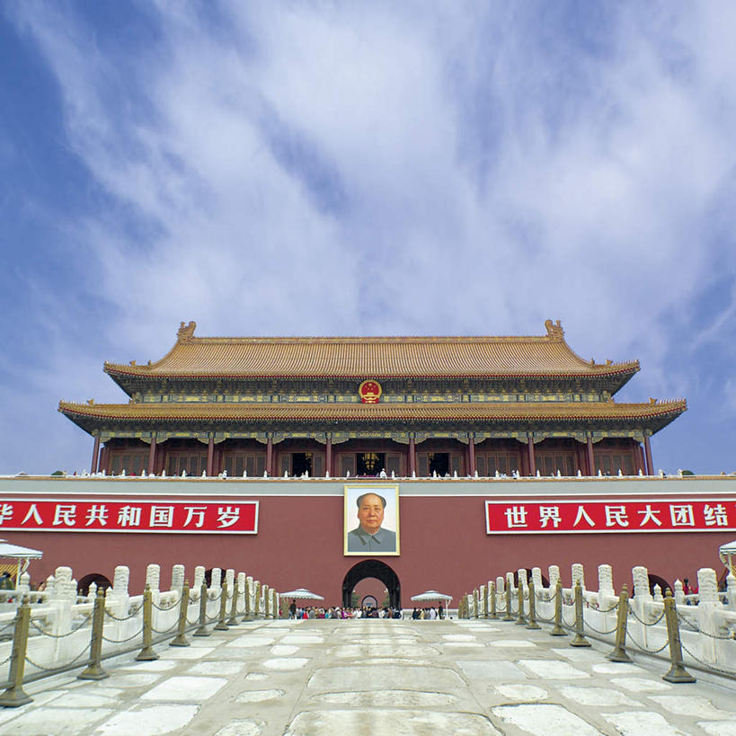 东方人,一个人,无人,天安门,栏杆,方图,照片,室外,白天,仰视,旅游,度假,石头,楼梯,标志建筑,地标,建筑,北京,天安门广场,中国,亚洲,仅一个男性,仅一个人,仅一个中年男性,阴影,光线,毛泽东,标志,扶手,石子,瓦片,文字,影子,字符,阶梯,屋顶,云,云朵,桥,首都,云彩,顶棚,瓦,黄种人,娱乐,标识,建设,石桥,护栏,拱桥,台阶,栈桥,蓝色,白云,蓝天,天空,阳光,天,享受,休闲,汉字,旅游胜地,放松,摄影,建造,主席,拱形,晴朗,人行桥,石拱桥,领导,中文,毛主席,东亚,屋瓦,国徽,中华人民共和国,北京市,京,北平,华北地区,国文,华文,二十八画生,润之,诗人,石三伢子,咏芝,革命家,理论家,首脑,战略家,男人,男性,中年男性,亚洲人,相片,石块,晴空,半身,彩图,低角度拍摄,拍摄,照相