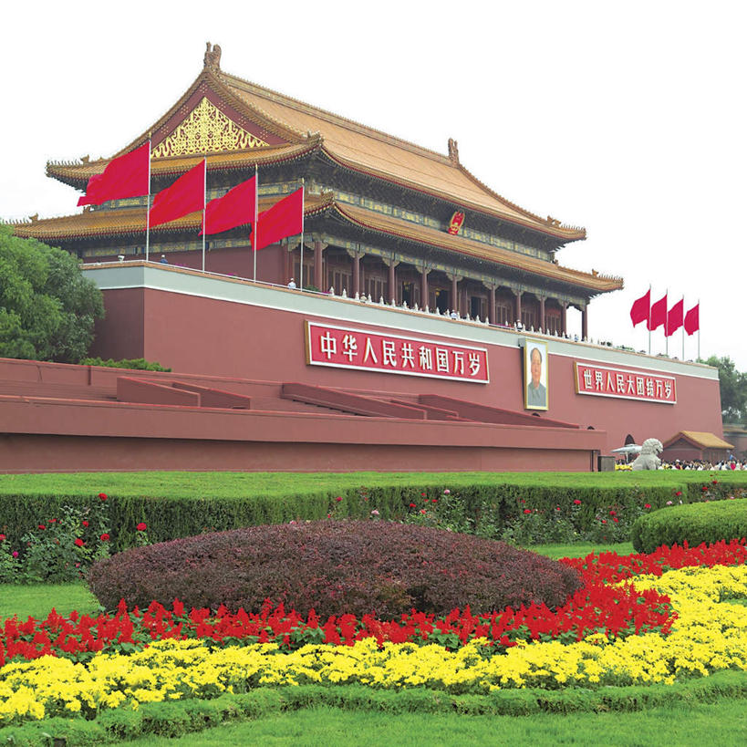 东方人,一个人,无人,天安门,方图,照片,室外,白天,正面,旅游,度假,花海,花圃,植物,标志建筑,地标,建筑,旗帜,国旗,叶子,北京,天安门广场,中国,亚洲,仅一个男性,仅一个人,仅一个中年男性,一排,许多,整齐,盛开,飘扬,毛泽东,标志,瓦片,文字,字符,屋顶,首都,花蕾,顶棚,瓦,黄种人,娱乐,标识,建设,五星红旗,花,花瓣,花朵,花卉,鲜花,排列,绿色,花丛,花束,花田,花苞,花蕊,享受,休闲,汉字,旅游胜地,放松,摄影,主席,拱形,飘逸,领导,队列,中文,飞扬,毛主席,中国国旗,东亚,屋瓦,国徽,中华人民共和国,北京市,京,北平,华北地区,国文,华文,二十八画生,润之,诗人,石三伢子,咏芝,革命家,理论家,首脑,战略家,男人,男性,中年男性,亚洲人,旗,相片,彩图,拍摄,照相,红地五星旗,中华人民共和国国旗