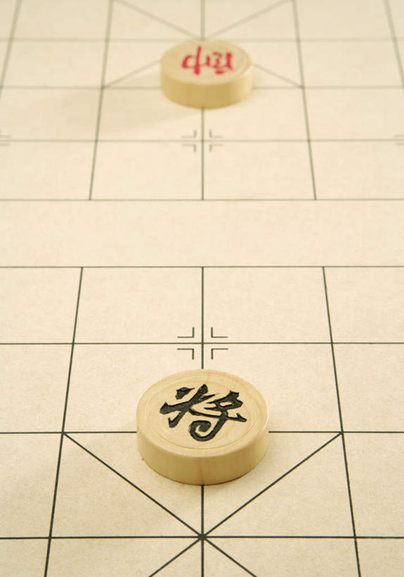 无人,竖图,俯视,室内,特写,白天,游戏,快乐,比赛,竞争,静物,阴影,朦胧,模糊,反射,标志,文字,影子,字符,玩,娱乐,标识,象棋,休闲,汉字,棋子,棋盘,益智,活动,发泄,消遣,智力,中文,宣泄,国文,华文,中国象棋,玩耍,嬉戏,彩图,高角度拍摄