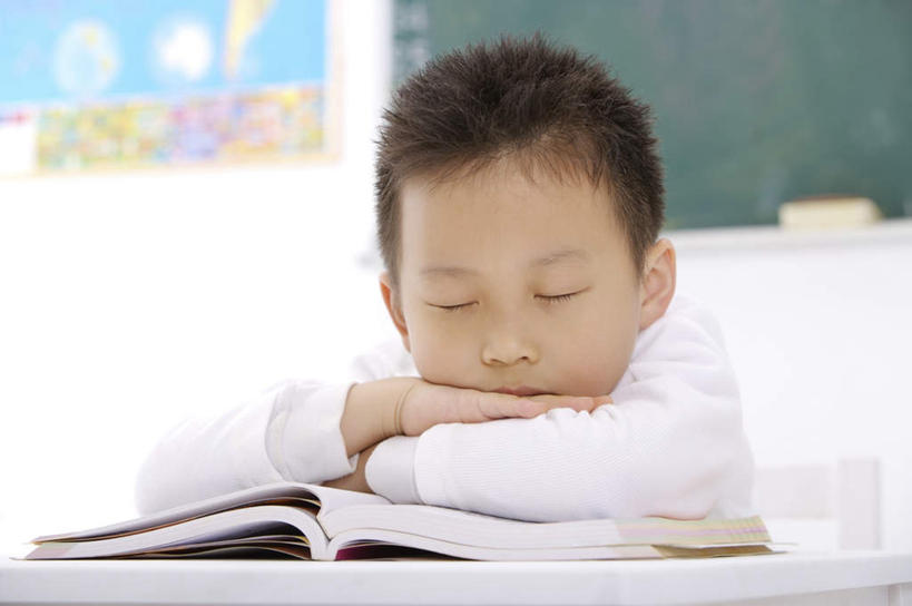 东方人,儿童,一个人,学校,闭眼,睡,横图,室内,白天,正面,纯洁,桌子,道路,地图,书籍,亚洲,仅一个男性,仅一个人,服装,信息,墙,交通,休闲装,黄种人,方向,书桌,校园,墙壁,墙面,小孩,衣服,白色,黑板擦,课桌,黑板,趴着,仅一个小孩,休闲,教室,休闲服,可爱,童年,童趣,教学,服饰,引导,指引,童真,烂漫,无邪,耐磨,教学黑板,粉笔擦,天真,男孩,男人,男性,亚洲人,孩子,书,图书,闭眼睛,闭着眼,闭着眼睛,困,困觉,趴,寝息,睡觉,半身,彩图,导航,男生