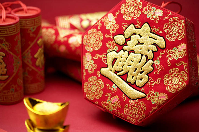 无人,横图,俯视,室内,特写,白天,钱,静物,鞭炮,春节,阴影,红色背景,节日,朦胧,模糊,庆祝,反射,标志,钱币,文字,影子,字符,文化,标识,庆典,汉字,金融,摄影,金元宝,影棚,经济,纪念,中文,流通,贸易,国文,华文,货币,金币,爆竿,爆仗,爆竹,鞭爆,炮仗,彩图,高角度拍摄,影棚拍摄,拍摄,元宝
