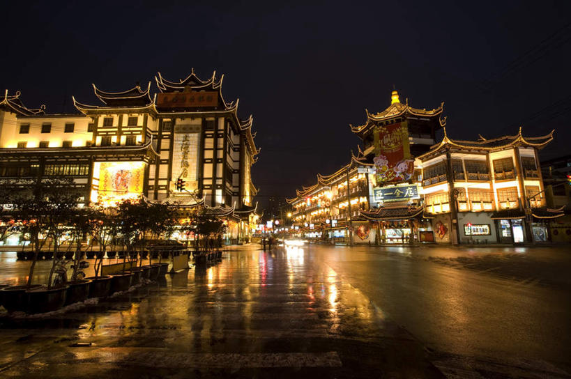 无人,横图,室外,夜晚,仰视,旅游,度假,名胜古迹,植物,标志建筑,道路,地标,建筑,路,夜景,公路,上海,中国,亚洲,阴影,遗迹,光线,瓦片,影子,屋顶,灯光,交通,顶棚,瓦,古迹,文物,娱乐,建设,古建筑,树,树木,绿色,自然,豫园,享受,休闲,旅游胜地,放松,建造,生长,潮湿,成长,申,黄浦区,古文明,东亚,屋瓦,上海市,中华人民共和国,沪,华东地区,湿润,马路,彩图,低角度拍摄