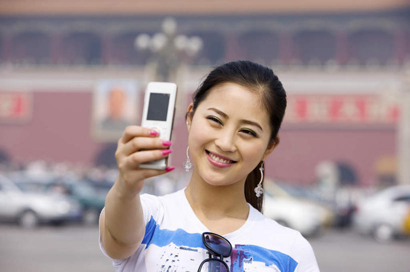 东方人,一个人,天安门,站,笑,打电话,微笑,露齿笑,横图,照片,室外,白天,正面,旅游,度假,名胜古迹,标志建筑,地标,建筑,电话,手机,北京,天安门广场,中国,亚洲,仅一个年轻女性,仅一个女性,仅一个人,一副,握,服装,朦胧,模糊,遗迹,装饰,毛泽东,墨镜,眼镜,首都,拿,指甲油,拿着,注视,休闲装,黄种人,古迹,文物,娱乐,通讯设备,建设,古建筑,衣服,太阳镜,太阳眼镜,观察,看,站着,享受,休闲,休闲服,遮阳镜,旅游胜地,放松,握着,摄影,服饰,主席,观看,华丽,修饰,点缀,察看,领导,关注,毛主席,古文明,东亚,一部,中华人民共和国,北京市,京,北平,华北地区,衬托,美观,雅致,雅观,二十八画生,润之,诗人,石三伢子,咏芝,革命家,理论家,首脑,战略家,交流,年轻女性,女人,女性,亚洲人,相片,沟通,通话,站立,半身,彩图,拍摄,照相