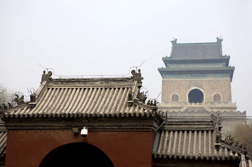 无人,横图,室外,白天,仰视,旅游,度假,名胜古迹,门,标志建筑,地标,建筑,北京,中国,亚洲,遗迹,时间,时钟,瓦片,墙,屋顶,拱门,钟楼,首都,计时,顶棚,瓦,古迹,文物,娱乐,建设,古建筑,墙壁,墙面,天空,门框,钟表,天,享受,休闲,表,旅游胜地,放松,建造,晴朗,古文明,东亚,屋瓦,万里无云,中华人民共和国,北京市,京,北平,华北地区,西城区,塔钟,钟,晴空,晴空万里,彩图,低角度拍摄,北京钟楼,地安门外大街