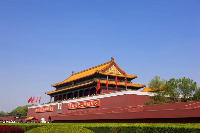 无人,天安门,横图,照片,室外,白天,仰视,旅游,度假,草地,草坪,名胜古迹,植物,标志建筑,地标,建筑,旗帜,国旗,北京,天安门广场,中国,亚洲,阴影,遗迹,光线,毛泽东,标志,瓦片,文字,影子,字符,墙,屋顶,首都,顶棚,瓦,古迹,文物,娱乐,标识,建设,古建筑,五星红旗,墙壁,墙面,草,树,树木,蓝色,绿色,蓝天,天空,阳光,自然,天,享受,休闲,汉字,旅游胜地,放松,摄影,建造,主席,生长,晴朗,成长,领导,中文,毛主席,中国国旗,古文明,东亚,屋瓦,万里无云,中华人民共和国,北京市,京,北平,华北地区,国文,华文,二十八画生,润之,诗人,石三伢子,咏芝,革命家,理论家,首脑,战略家,旗,相片,晴空,晴空万里,彩图,低角度拍摄,拍摄,照相,红地五星旗,中华人民共和国国旗