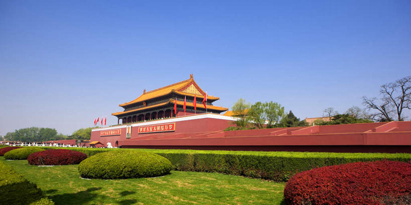 无人,天安门,横图,照片,室外,白天,正面,旅游,度假,草地,草坪,名胜古迹,植物,标志建筑,地标,建筑,旗帜,国旗,北京,天安门广场,中国,亚洲,阴影,遗迹,光线,毛泽东,标志,瓦片,文字,影子,字符,墙,屋顶,首都,顶棚,瓦,古迹,文物,娱乐,标识,建设,古建筑,五星红旗,墙壁,墙面,草,树,树木,蓝色,绿色,蓝天,天空,阳光,自然,天,享受,休闲,汉字,旅游胜地,放松,摄影,主席,生长,晴朗,成长,领导,中文,毛主席,中国国旗,古文明,东亚,万里无云,中华人民共和国,北京市,京,北平,华北地区,国文,华文,二十八画生,润之,诗人,石三伢子,咏芝,革命家,理论家,首脑,战略家,旗,相片,晴空,晴空万里,彩图,拍摄,照相,红地五星旗,中华人民共和国国旗