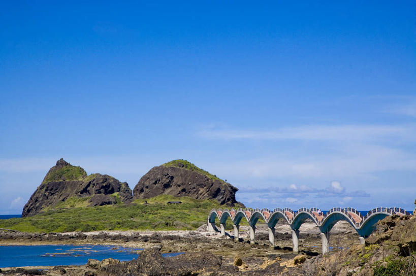 无人,横图,室外,白天,正面,旅游,度假,草地,草坪,海浪,海洋,石头,美景,沙滩,植物,台湾,中国,亚洲,阴影,光线,沙子,石子,影子,海岸,景观,浪花,云,云朵,桥,沙地,云彩,娱乐,石桥,拱桥,栈桥,草,蓝色,绿色,白云,蓝天,天空,阳光,自然,海水,天,享受,休闲,景色,放松,拱形,晴朗,人行桥,石拱桥,自然风光,海景,东亚,台东县,三仙台,港澳台,中华人民共和国,台湾省,大海,风浪,海,海水的波动,海滩,近岸浪,石块,涌浪,晴空,彩图,成功镇,台东,台