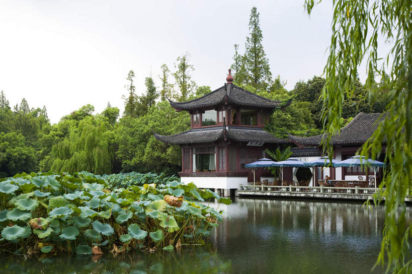 无人,家,寺庙,横图,室外,白天,正面,旅游,度假,湖,湖泊,美景,水,植物,标志建筑,地标,建筑,睡莲,柳树,叶子,中国,亚洲,阴影,盛开,光线,瓦片,影子,房屋,屋子,湖面,景观,水流,水面,塔,荷叶,花蕾,瓦,娱乐,建设,浙江,宝塔,楼房,垂柳,住宅,花,花瓣,花朵,鲜花,树,树木,浙江省,蓝色,绿色,倒影,蓝天,天空,阳光,自然,庙宇,湖水,天,花苞,花蕊,享受,休闲,旅游胜地,景色,放松,建造,生长,晴朗,成长,杭州,倒映,自然风光,东亚,纯真,妖艳,屋瓦,杭州市,万里无云,中华人民共和国,华东地区,省会,浙,莲叶,水芹花,抒情,洁净,倒挂柳,浮图,浮屠,反照,西湖区,水洋花,子午莲,叶,叶片,晴空,晴空万里,垂枝柳,彩图,房子,庙,寺,曲院风荷