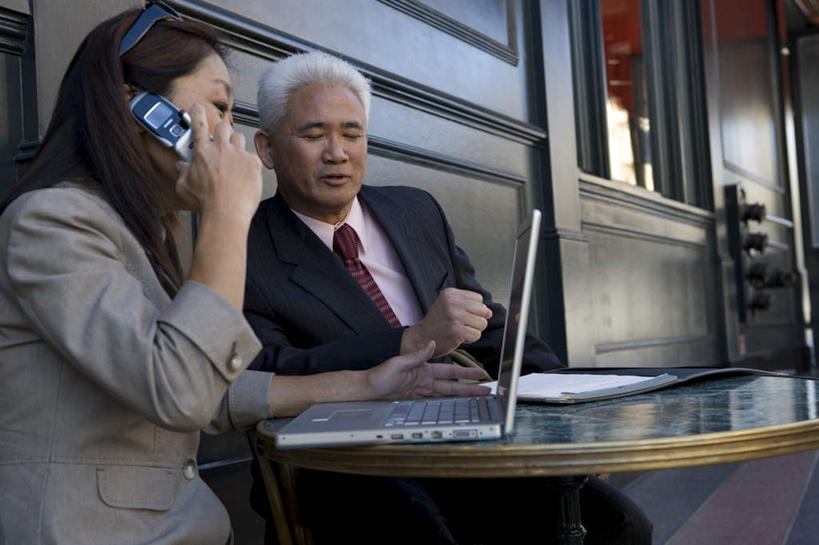 东方人,中年人,两个人,家庭,夫妻,商务人士,商务男性,商务女性,餐厅,坐,打电话,横图,室外,白天,正面,衬衫,爱情,餐桌,桌子,电话,手机,亚洲,握,套装,材料,档案,墨镜,文件,眼镜,领带,浪漫,拿,听,拿着,注视,黄种人,通讯设备,太阳镜,太阳眼镜,资料,观察,看,温暖,温馨,一家人,遮阳镜,恩爱,握着,恋人,餐台,观看,和睦,察看,象征,庄重,关注,文档,商务装,身份,工薪阶层,正式,地位,交流,男人,男性,女人,女性,中年男性,中年女性,亚洲人,夫妇,情侣,白领,上班族,沟通,通话,坐着,半身,彩图,衬衣,餐馆,饭店,饭馆,伴侣,融洽