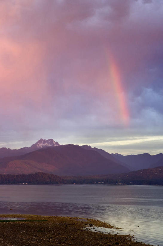 无人,竖图,室外,白天,正面,旅游,度假,彩虹,河流,美景,日落,山,山脉,水,峡谷,美国,阴影,光线,影子,河水,景观,山峰,水流,晚霞,霞光,云,云朵,落日,山峦,云彩,娱乐,白云,阳光,自然,黄昏,群山,享受,休闲,景色,彩霞,放松,北美,北美洲,自然风光,美洲,俄勒冈州,胡德河峡谷,俄勒冈,北亚美利加洲,亚美利加洲,落日之州,水獭之州,海狸州,胡得山,夕照,虹,虹桥,七彩虹,天虹,夕阳,彩图,斜阳