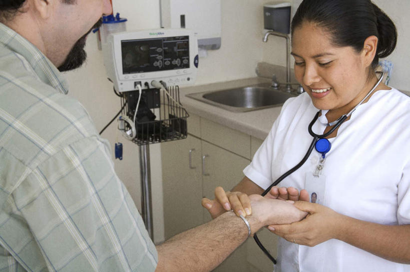 西方人,两个人,医生,护士,站,坐,笑,微笑,露齿笑,横图,室内,白天,正面,工作服,制服,床,柜子,桌子,欧洲,欧洲人,阴影,服装,检查,反射,水槽,影子,墙,床单,储物柜,休闲装,被子,标识,吊牌,水斗,墙壁,墙面,衣服,白色,病床,听诊器,胸牌,低头,站着,医护人员,医疗人员,休闲,休闲服,服饰,医疗设备,徽章,被单,白衣天使,储存,医疗器械,身份,医疗工具,胸章,胸卡,编号牌,雕刻牌,工号牌,胸号牌,胸徽,员工牌,垂头,工作制服,搭脉,储备,蕴藏,贮备,检测工具,男人,男性,年轻女性,女人,女性,中年男性,白种人,大夫,站立,坐着,半身,彩图,工作套服,护理床,医疗床,贮存