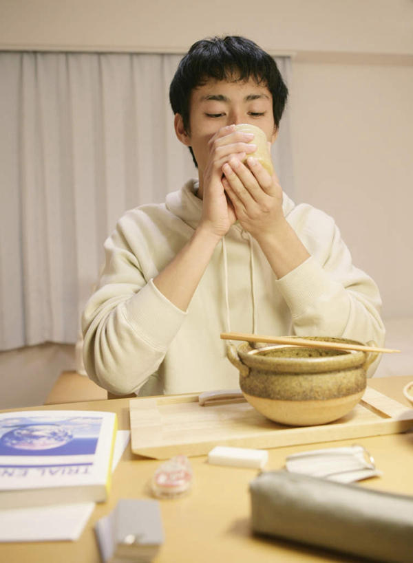 面食,面条,东方人,一个人,坐,笑,微笑,露齿笑,竖图,室内,白天,正面,窗帘,床,卧室,桌子,杯子,餐具,书籍,亚洲,仅一个男性,仅一个人,喝,阴影,服装,装饰,光线,碟子,盘,影子,陶瓷,墙,灯光,面,床单,陶瓷制品,注视,休闲装,黄种人,被子,书桌,墙壁,墙面,仅一个年轻男性,衣服,帘子,盘子,课桌,容器,水杯,碟,碗,观察,看,休闲,日式,休闲服,遮阳,乌冬面,服饰,单人床,观看,储藏,华丽,修饰,点缀,察看,被单,储存,关注,衬托,美观,雅致,雅观,乌龙面,男人,男性,年轻男性,亚洲人,茶杯,书,图书,坐着,半身,彩图,睡房,卧房,贮存