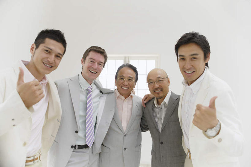 东方人,西方人,同事,商务人士,商务男性,站,抱,笑,微笑,露齿笑,横图,室内,白天,正面,衬衫,智慧,成功,合作,团队,集体,信心,窗户,欧洲,欧洲人,亚洲,五个人,突出,套装,时间,时钟,手表,墙,许多人,计时,注视,黄种人,称赞,表扬,队伍,玻璃窗,墙壁,墙面,白色,钟表,观察,看,手势,站着,一群人,表,竖,抱着,观看,翘,高,腕表,察看,领导,搂着,夸奖,优秀,成就,关注,商务装,合伙,领袖,工薪阶层,好,妙,顺利,出色,超群,杰出,卓越,奇妙,聪明,男人,男性,年轻男性,中年男性,白种人,亚洲人,大拇指,白领,上班族,钟,搂,搂抱,站立,半身,彩图,衬衣