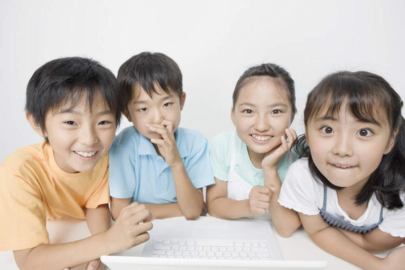 东方人,儿童,四个人,伙伴,朋友,笑,微笑,露齿笑,横图,俯视,室内,白天,白色背景,友谊,纯洁,电脑,笔记本电脑,桌子,亚洲,一排,撑,服装,整齐,网络,托腮,注视,休闲装,黄种人,通讯设备,书桌,排列,小孩,衣服,课桌,观察,看,趴着,托,休闲,同学,休闲服,可爱,童年,童趣,摄影,服饰,影棚,观看,一台,察看,无线,校友,队列,关注,托下巴,通信设备,无线网络,无线上网,便携式电脑,童真,烂漫,无邪,同窗,学友,天真,友情,手提电脑,男孩,男人,男性,女孩,女人,女性,亚洲人,趴,半身,彩图,高角度拍摄,影棚拍摄,拍摄,男生,女生