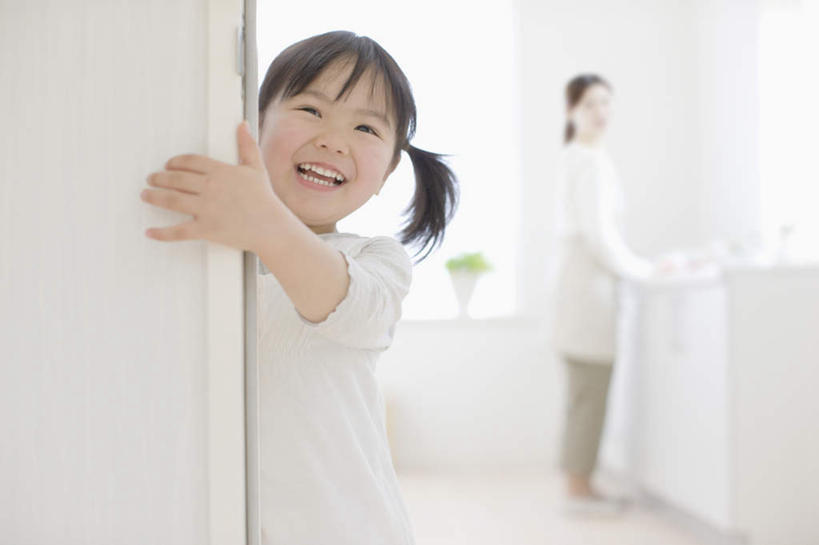 东方人,儿童,两个人,家庭,母亲,女儿,站,笑,微笑,露齿笑,横图,室内,白天,正面,纯洁,植物,厨房,柜子,桌面,桌子,亚洲,服装,朦胧,模糊,木制,盆栽,围裙,盆景,储物柜,注视,休闲装,黄种人,小孩,衣服,绿色,自然,木制品,观察,看,站着,休闲,温暖,温馨,母女,一家人,休闲服,可爱,母爱,童年,童趣,服饰,生长,成长,观看,和睦,察看,储存,关注,童真,烂漫,无邪,储备,蕴藏,贮备,天真,年轻女性,女孩,女人,女性,亚洲人,孩子,年轻人,站立,彩图,全身,灶间,融洽,贮存,女生
