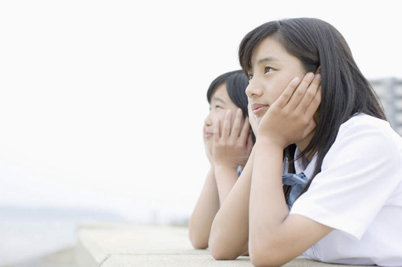 东方人,儿童,两个人,伙伴,朋友,学生,横图,室外,白天,侧面,制服,友谊,纯洁,亚洲,撑,阴影,服装,朦胧,模糊,光线,领结,影子,墙,托腮,注视,黄种人,墙壁,墙面,小孩,蓝色,蓝天,天空,阳光,天,观察,看,托,思考,校服,可爱,童年,童趣,晴朗,观看,察看,关注,托下巴,童真,烂漫,无邪,学生服,万里无云,思虑,天真,友情,女孩,女人,女性,亚洲人,晴空,晴空万里,半身,彩图,日本校服,女生