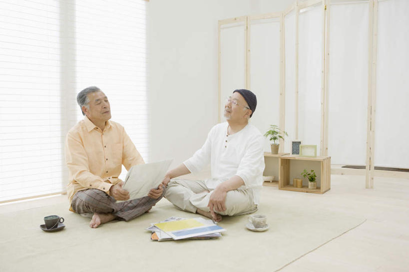 东方人,两个人,伙伴,朋友,坐,笑,盘腿,微笑,露齿笑,横图,室内,白天,正面,友谊,数据,窗户,地毯,落地窗,门,桌子,杯子,帽子,亚洲,拉门,握,服装,装饰,编织,信息,木制,瓷器,眼镜,手工艺品,唱片,咖啡杯,陶瓷制品,织物,拿,茶几,拿着,注视,休闲装,黄种人,光脚,存储介质,移门,玻璃窗,衣服,木制品,工艺品,观察,看,休闲,赤脚,休闲服,握着,服饰,观看,老花镜,碟片,华丽,修饰,存储,点缀,察看,关注,瓷杯,黑胶唱片,衬托,美观,雅致,雅观,障子,纸门,编织帽,拉窗,纸拉窗,纸拉门,远视眼镜,友情,老年男性,男人,男性,亚洲人,盘腿而坐,盘膝,盘着腿的,盘着腿坐,双腿交叉,坐着,彩图,全身