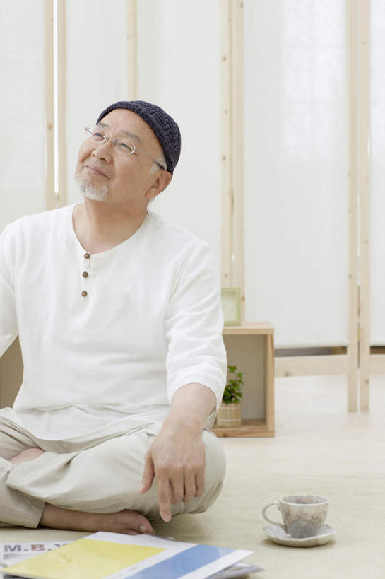 东方人,一个人,坐,笑,盘腿,微笑,竖图,室内,白天,正面,门,杯子,餐具,帽子,亚洲,仅一个男性,仅一个人,拉门,服装,碟子,盘,眼镜,注视,休闲装,黄种人,移门,衣服,盘子,水杯,碟,观察,看,仅一个老年男性,休闲,休闲服,服饰,观看,老花镜,察看,关注,障子,纸门,编织帽,拉窗,纸拉窗,纸拉门,远视眼镜,老年男性,男人,男性,亚洲人,茶杯,盘腿而坐,盘膝,盘着腿的,盘着腿坐,双腿交叉,坐着,半身,彩图