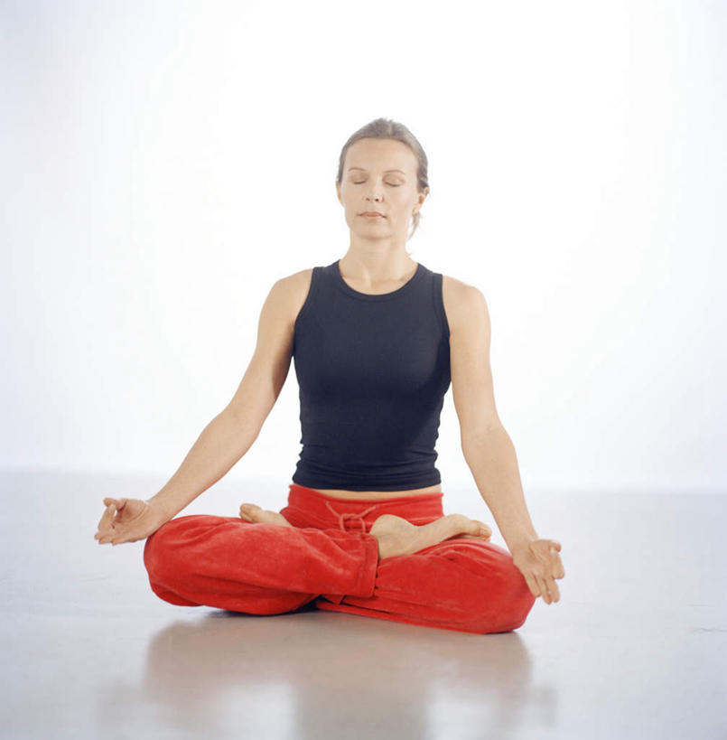 西方人,一个人,坐,闭眼,盘腿,竖图,室内,白天,白色背景,正面,欧洲,欧洲人,仅一个年轻女性,仅一个女性,仅一个人,摄影,影棚,坐禅,年轻女性,女人,女性,白种人,闭眼睛,闭着眼,闭着眼睛,盘腿而坐,盘膝,盘着腿的,盘着腿坐,双腿交叉,坐着,彩图,全身,影棚拍摄,拍摄