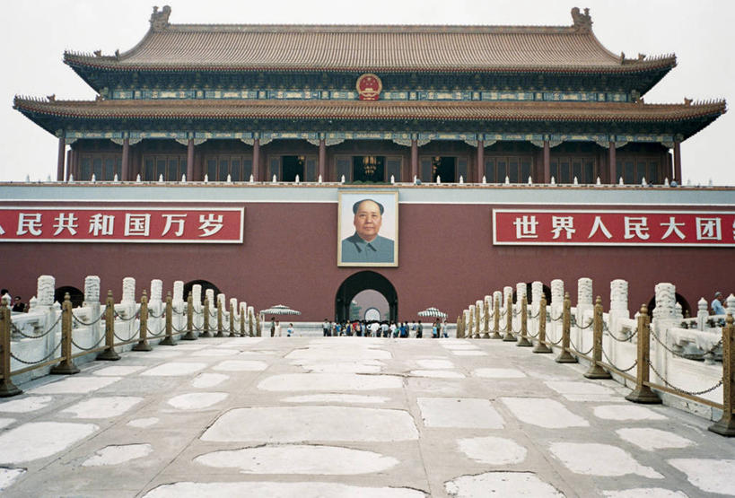 东方人,一个人,无人,天安门,栏杆,横图,照片,室外,白天,正面,旅游,度假,石头,名胜古迹,标志建筑,道路,地标,建筑,路,北京,天安门广场,中国,亚洲,仅一个男性,仅一个人,仅一个中年男性,遗迹,毛泽东,标志,石子,文字,字符,围栏,小路,桥,交通,首都,黄种人,古迹,文物,娱乐,标识,建设,古建筑,石桥,护栏,拱桥,栈桥,天空,天,享受,休闲,汉字,旅游胜地,放松,摄影,主席,拱形,人行桥,石拱桥,领导,中文,毛主席,古文明,东亚,国徽,中华人民共和国,北京市,京,北平,华北地区,国文,华文,二十八画生,润之,诗人,石三伢子,咏芝,革命家,理论家,首脑,战略家,男人,男性,中年男性,亚洲人,相片,石块,半身,彩图,拍摄,照相